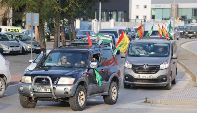Vehículos con banderas españolas y andaluzas en la protesta.