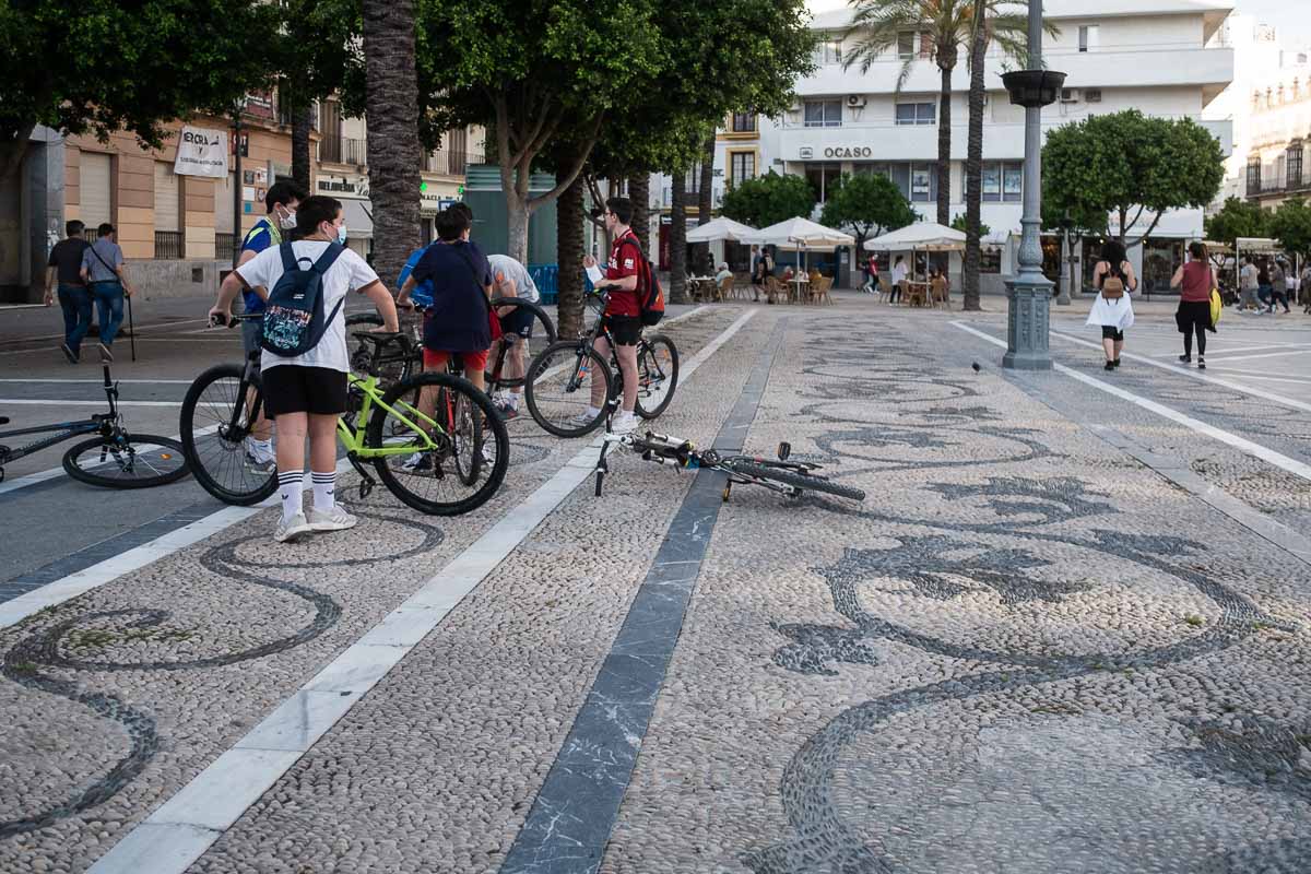Jóvenes en bicicleta en el centro de Jerez, en una imagen reciente. Autor: Manu García