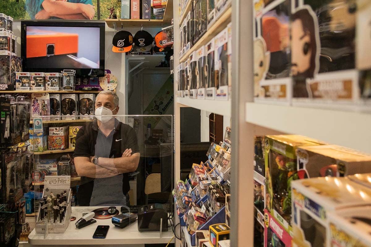 Un comerciante del centro de Jerez, en días pasados. FOTO: MANU GARCÍA