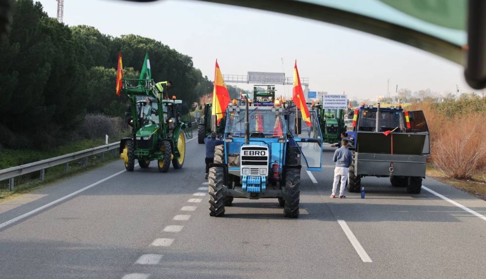 Las protestas de los agricultores en las carreteras de Jerez, en imágenes