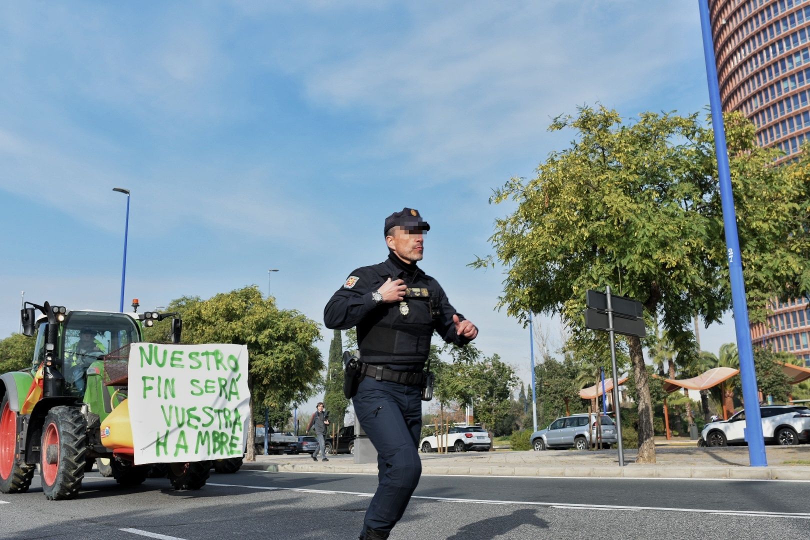 Las protestas de los agricultores con sus tractores en Sevilla capital, en imágenes