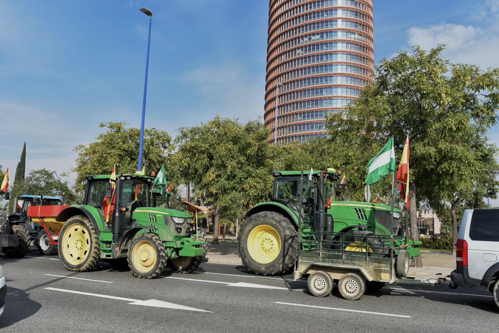 Las protestas de los agricultores con sus tractores en Sevilla capital, en imágenes