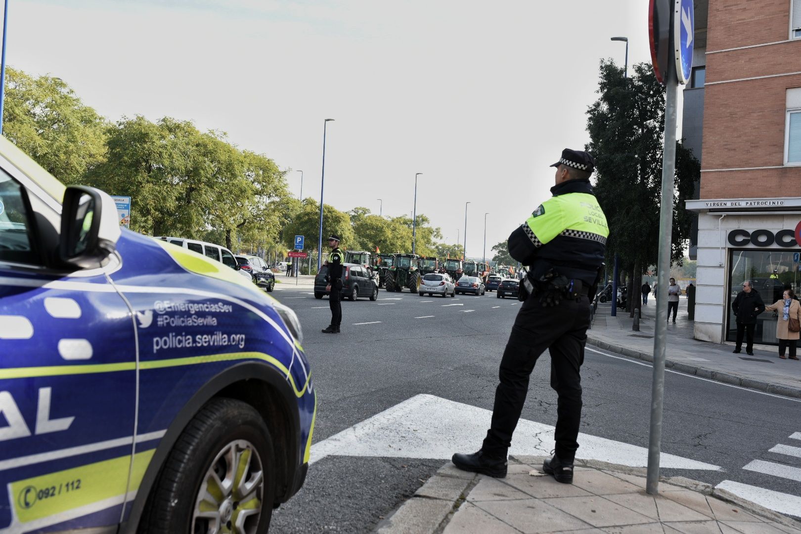 Las protestas de los agricultores con sus tractores en Sevilla capital, en imágenes