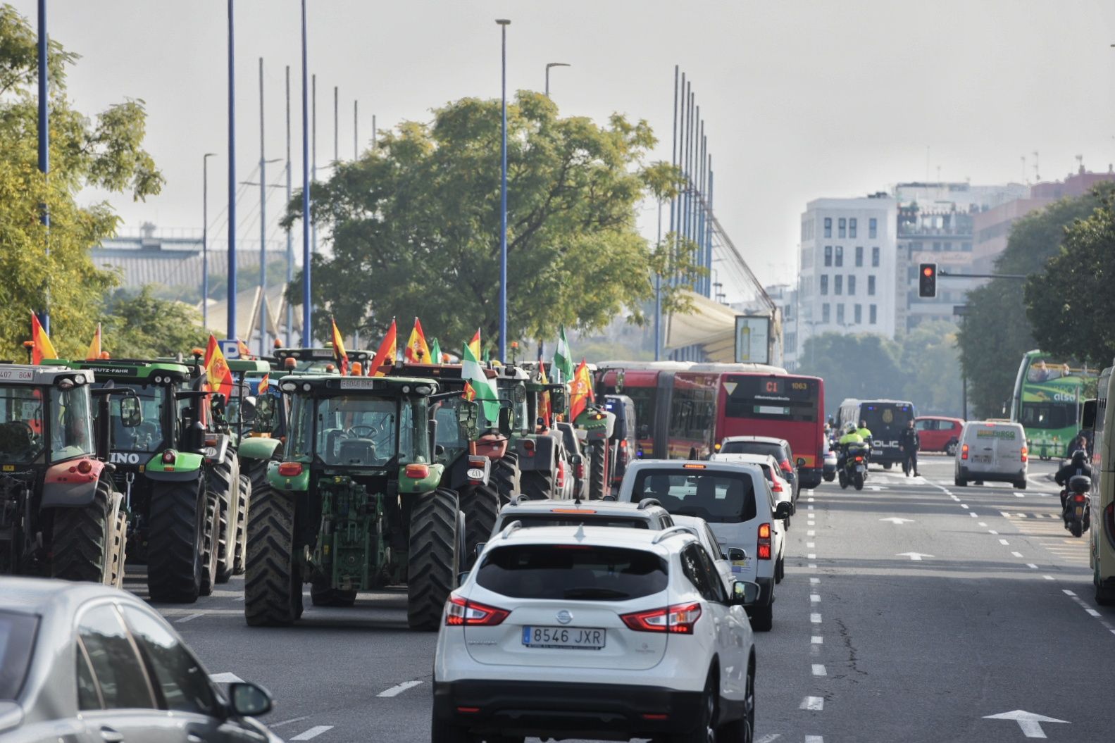 Las protestas de los agricultores con sus tractores en Sevilla capital, en imágenes