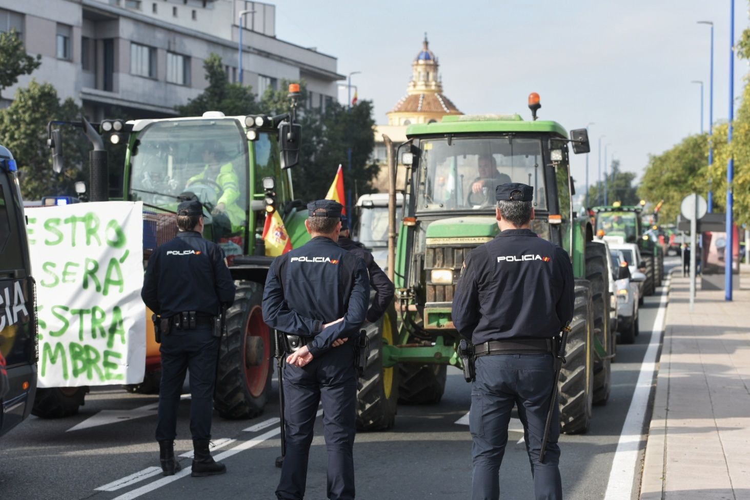 Las protestas de los agricultores con sus tractores en Sevilla capital, en imágenes