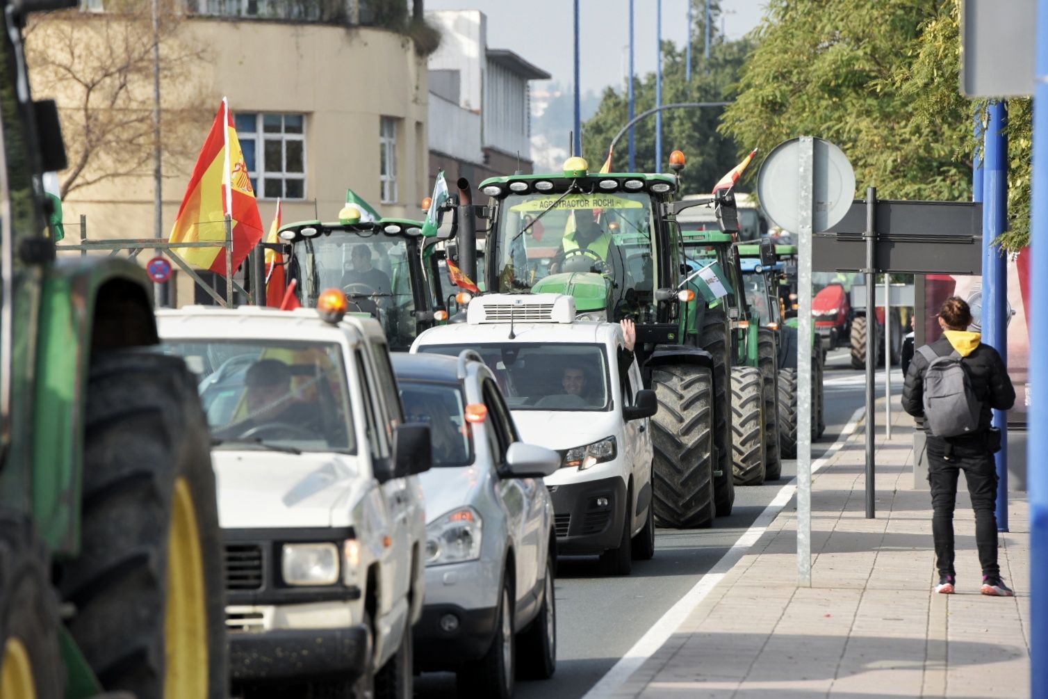 Las protestas de los agricultores con sus tractores en Sevilla capital, en imágenes