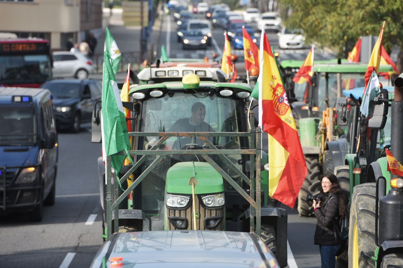 Las protestas de los agricultores con sus tractores en Sevilla capital, en imágenes