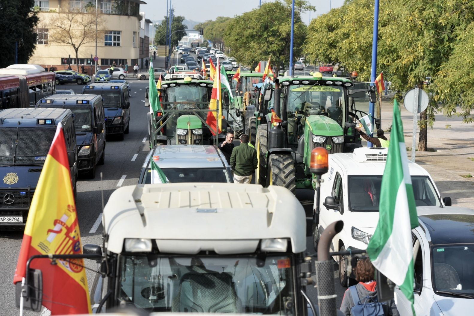 Las protestas de los agricultores con sus tractores en Sevilla capital, en imágenes