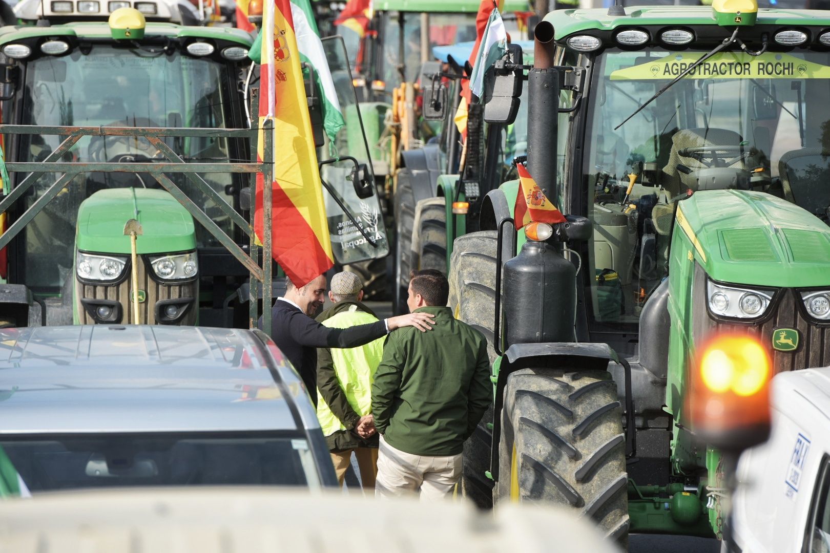 Las protestas de los agricultores con sus tractores en Sevilla capital, en imágenes