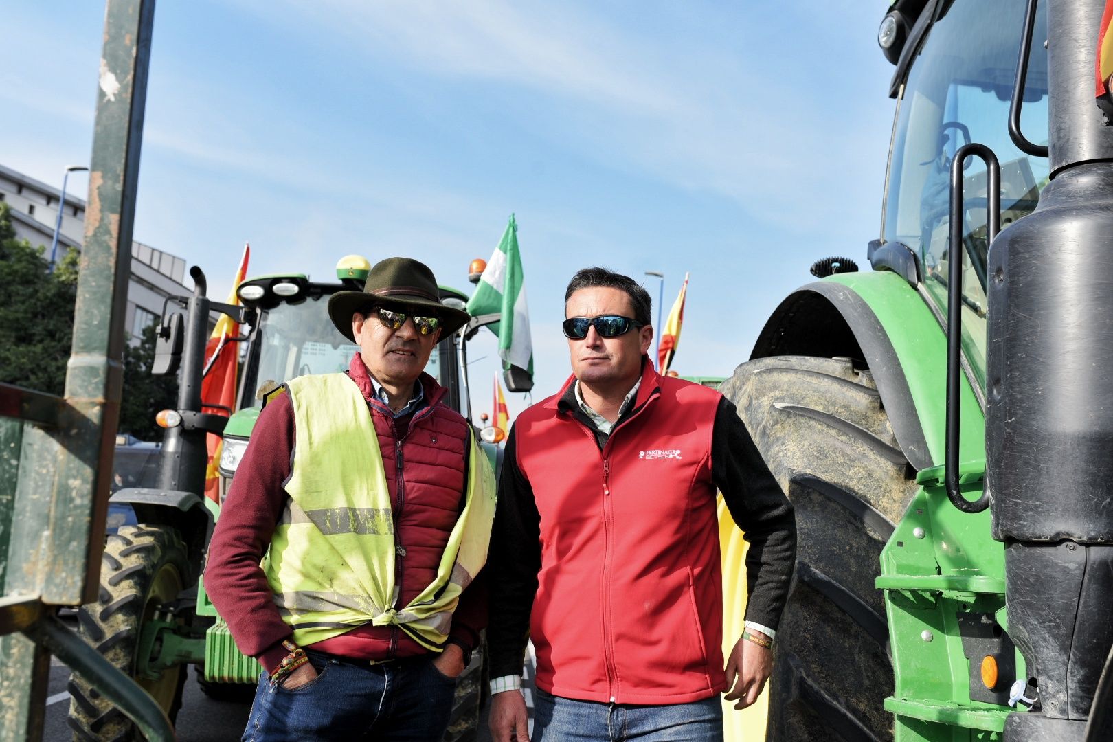 Las protestas de los agricultores con sus tractores en Sevilla capital, en imágenes