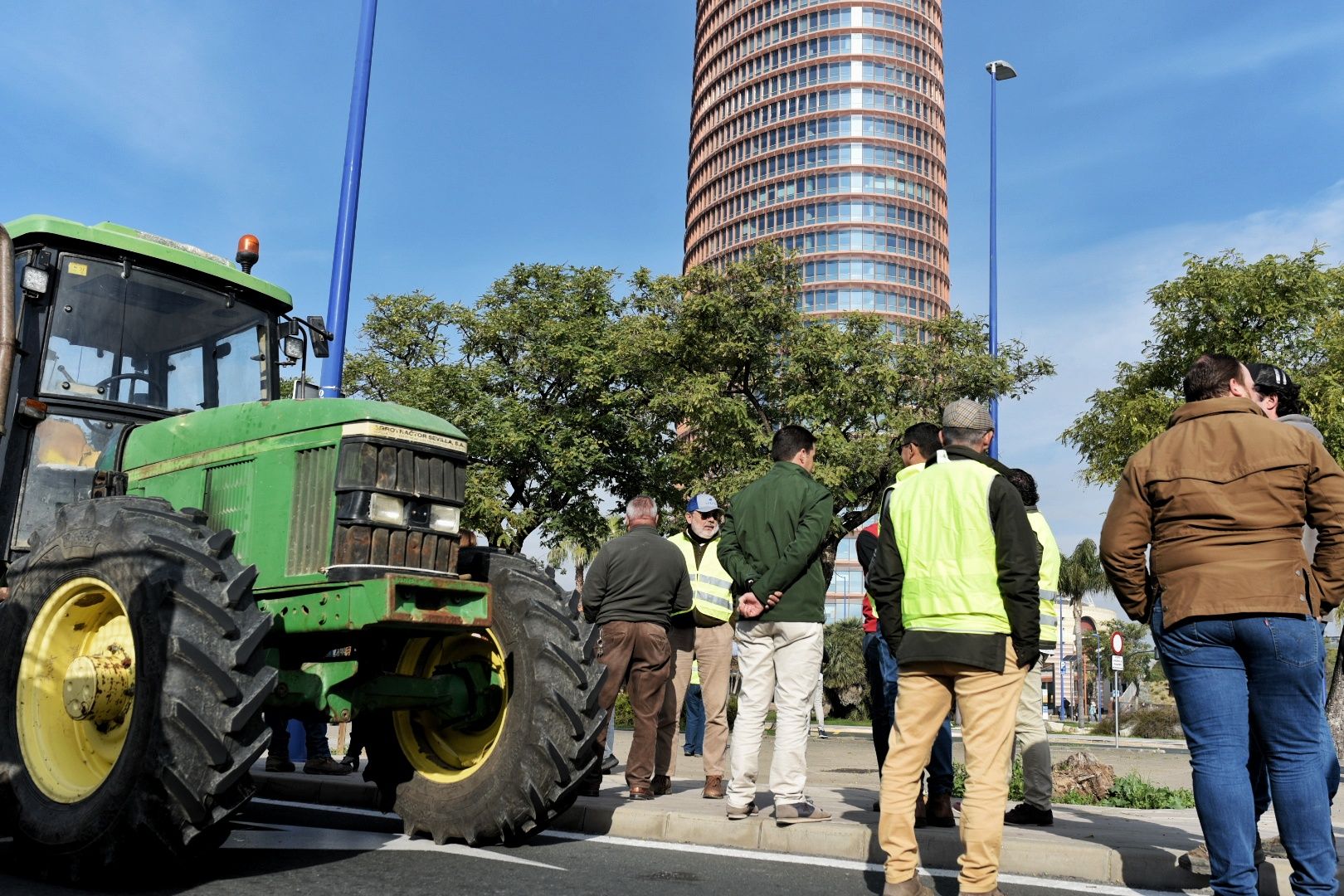 Las protestas de los agricultores con sus tractores en Sevilla capital, en imágenes