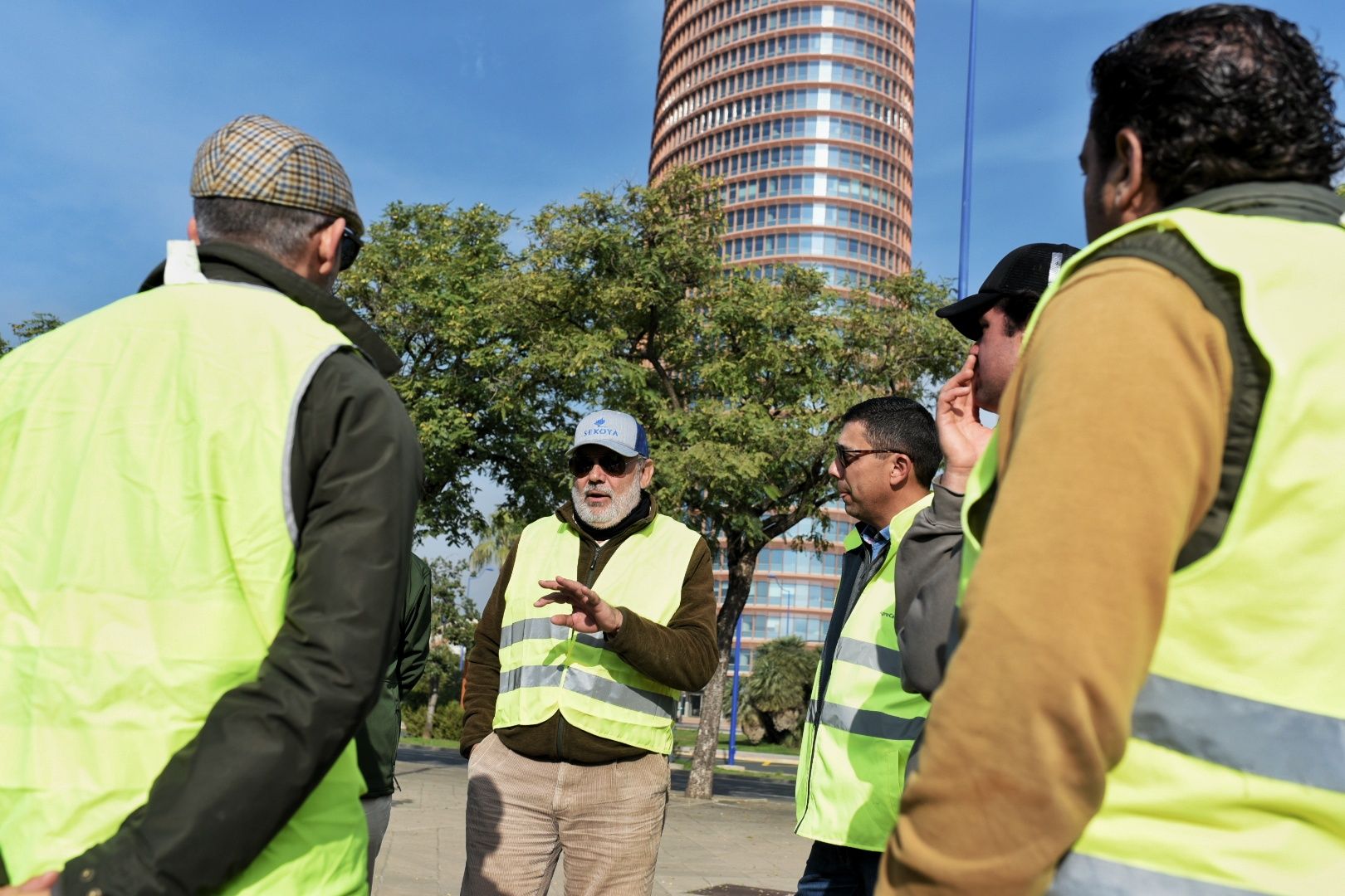 Las protestas de los agricultores con sus tractores en Sevilla capital, en imágenes