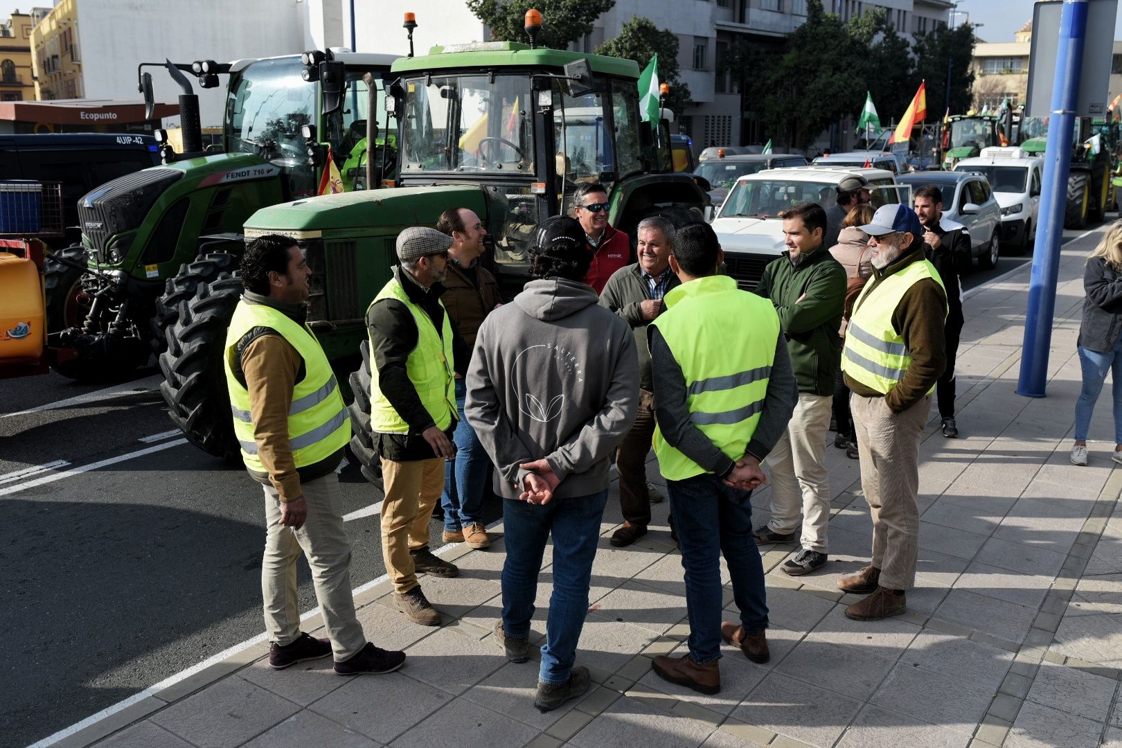 Las protestas de los agricultores con sus tractores en Sevilla capital, en imágenes
