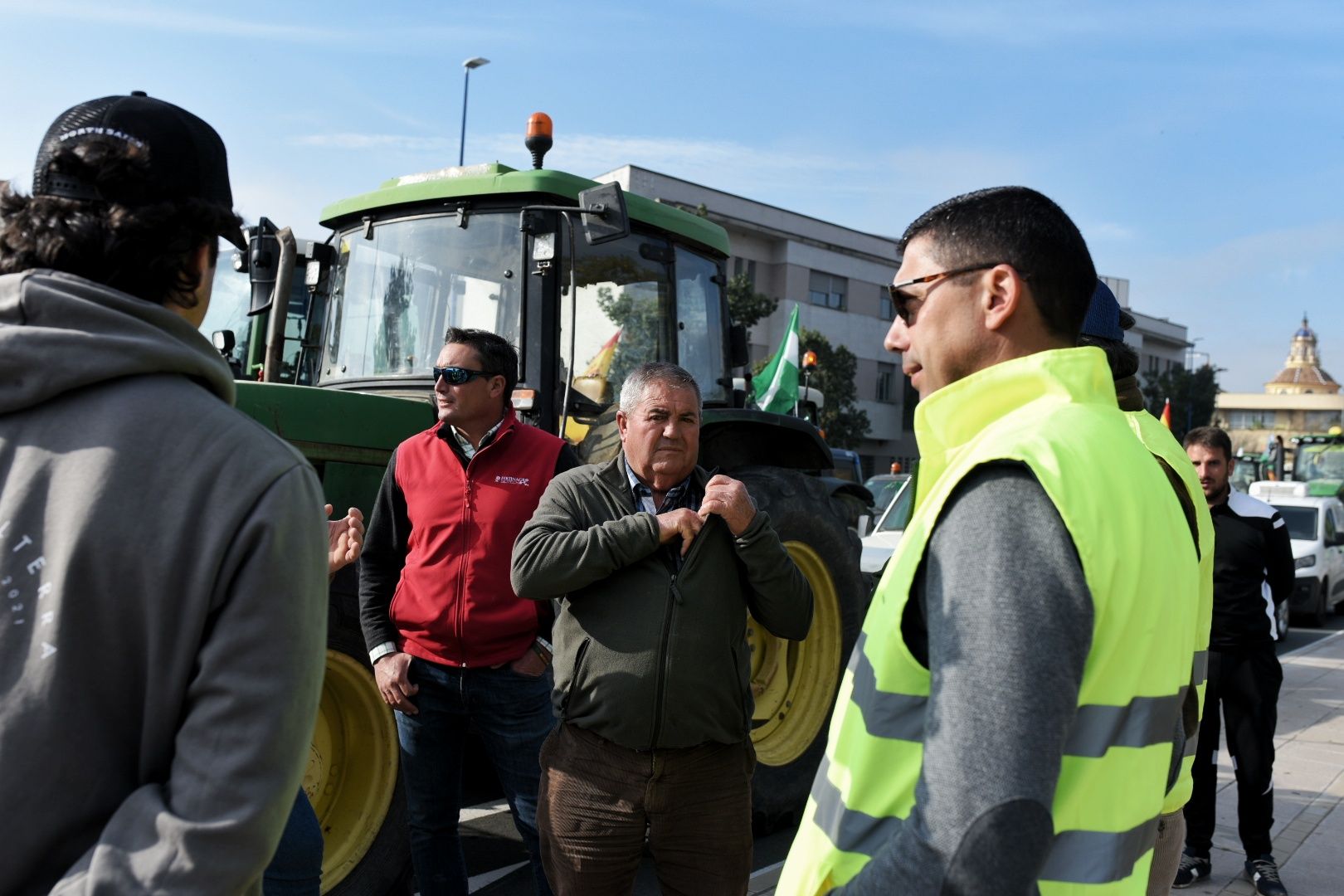 Las protestas de los agricultores con sus tractores en Sevilla capital, en imágenes