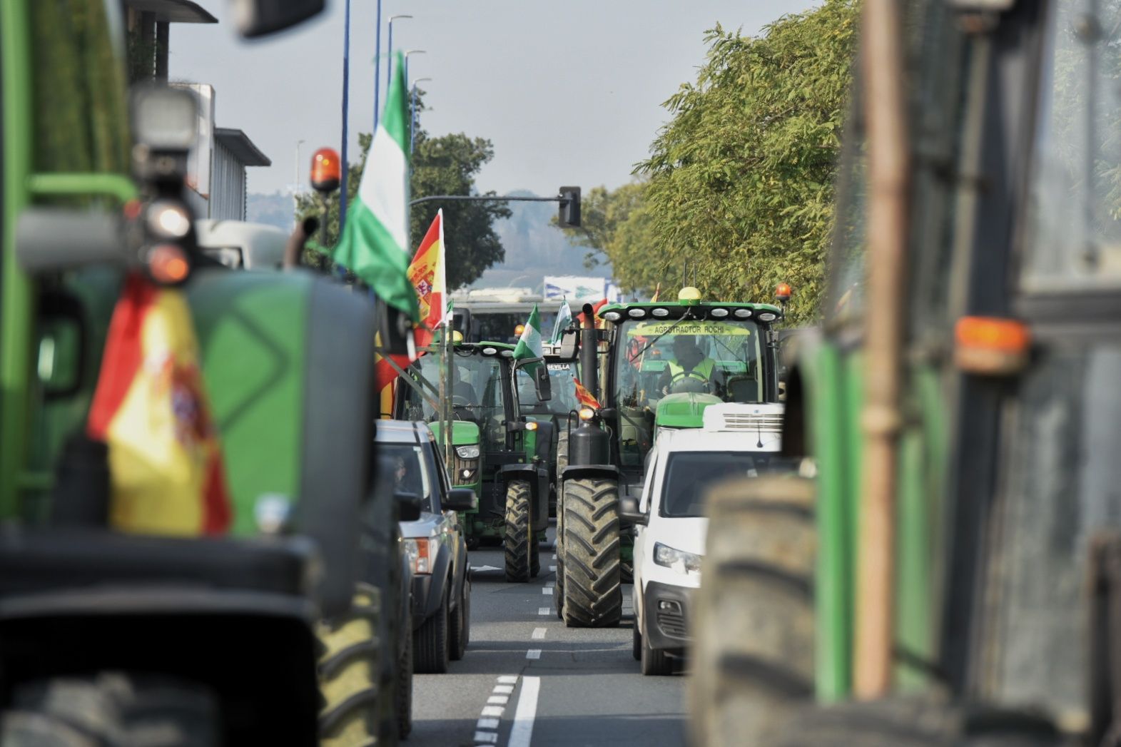 Las protestas de los agricultores con sus tractores en Sevilla capital.