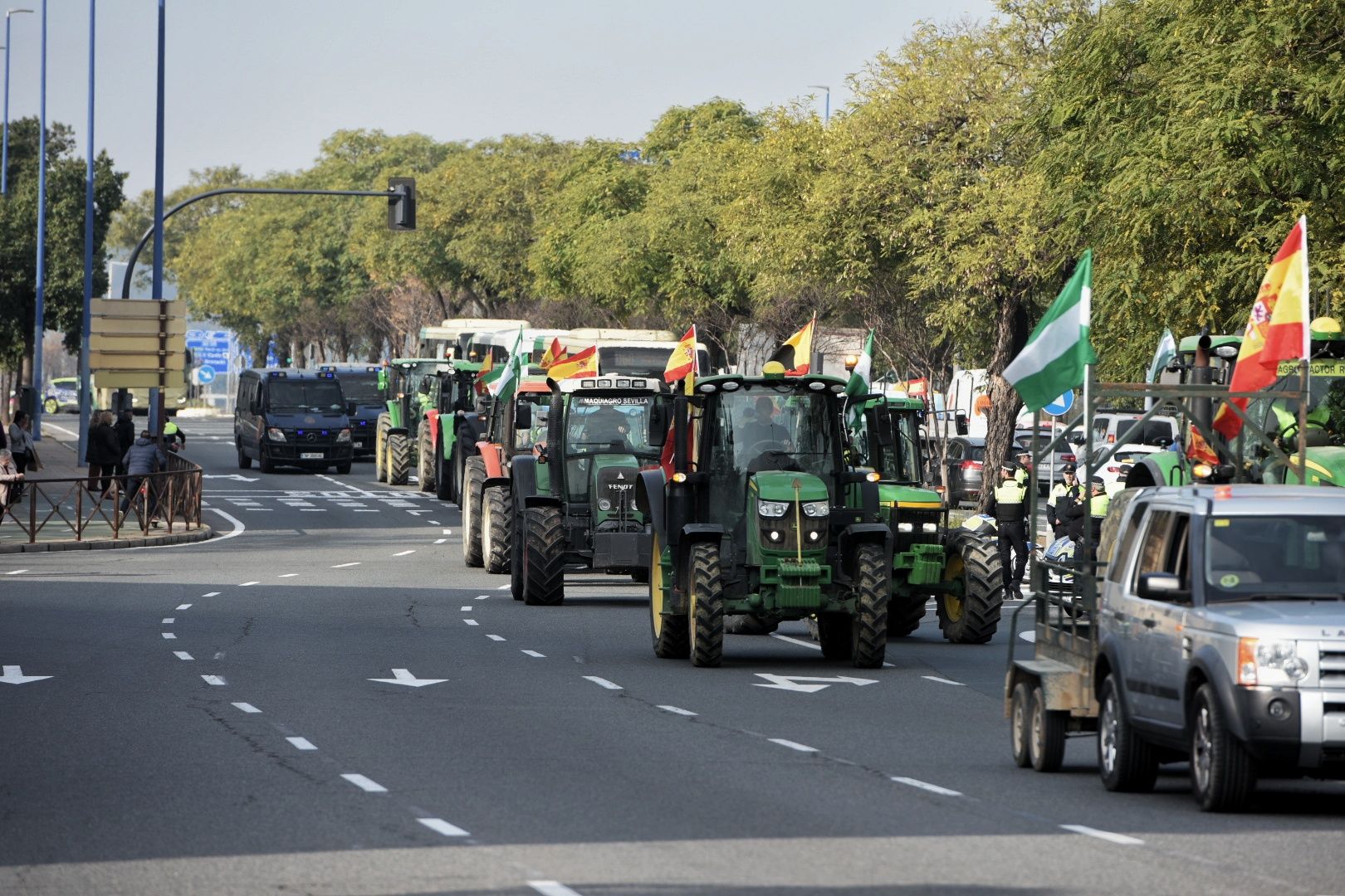 Las protestas de los agricultores con sus tractores en Sevilla capital, en imágenes