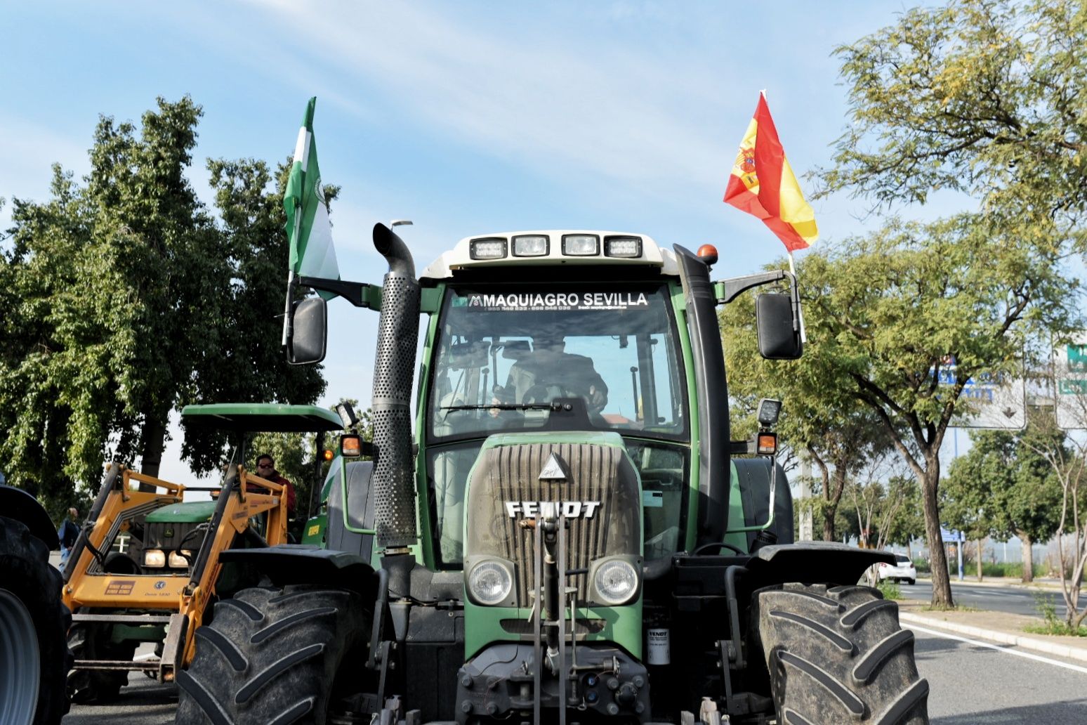 Las protestas de los agricultores con sus tractores en Sevilla capital, en imágenes
