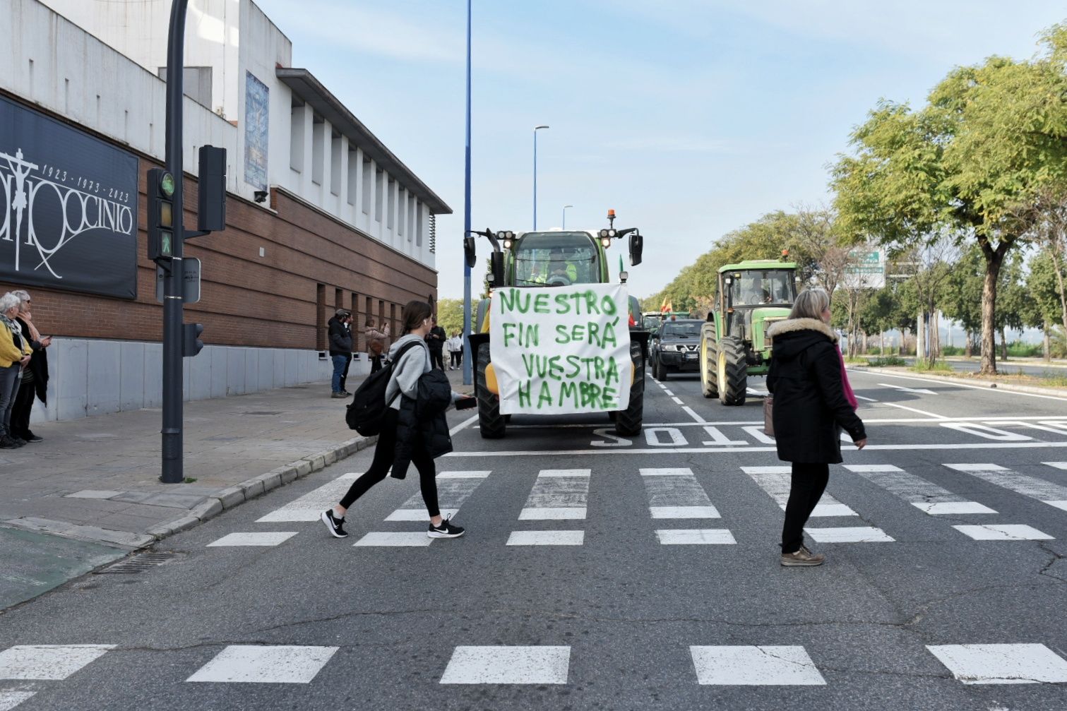 Las protestas de los agricultores con sus tractores en Sevilla capital, en imágenes