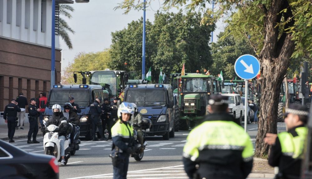 Las protestas de los agricultores con sus tractores en Sevilla capital, en imágenes