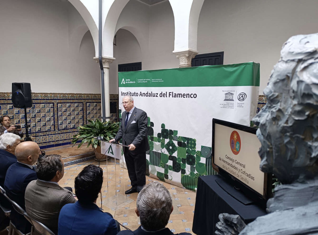 Cuatro cantaores en la Exaltación de la Saeta de Sevilla cuyo Elogio hará Casellas. El presidente del Consejo durante la presentación.