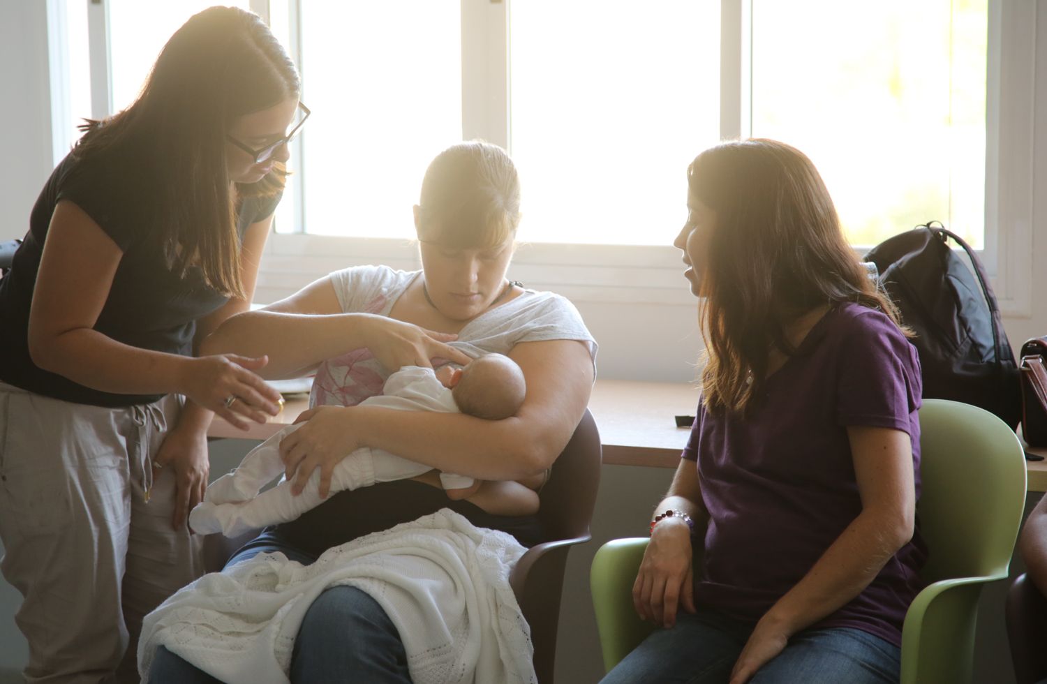 Una mujer dando de lactar a su bebé. Deniegan y limitan la lactancia a los profesores de Cádiz.