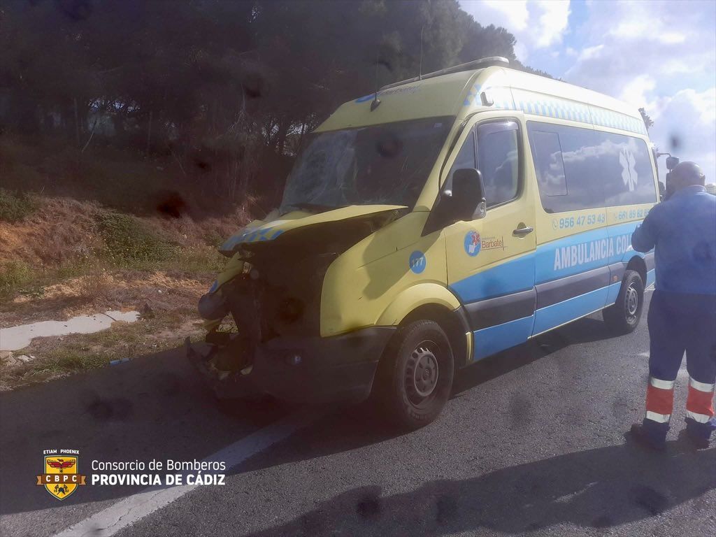 La ambulancia, tras el golpe en Chiclana cuando viajaba con pacientes en el interior.