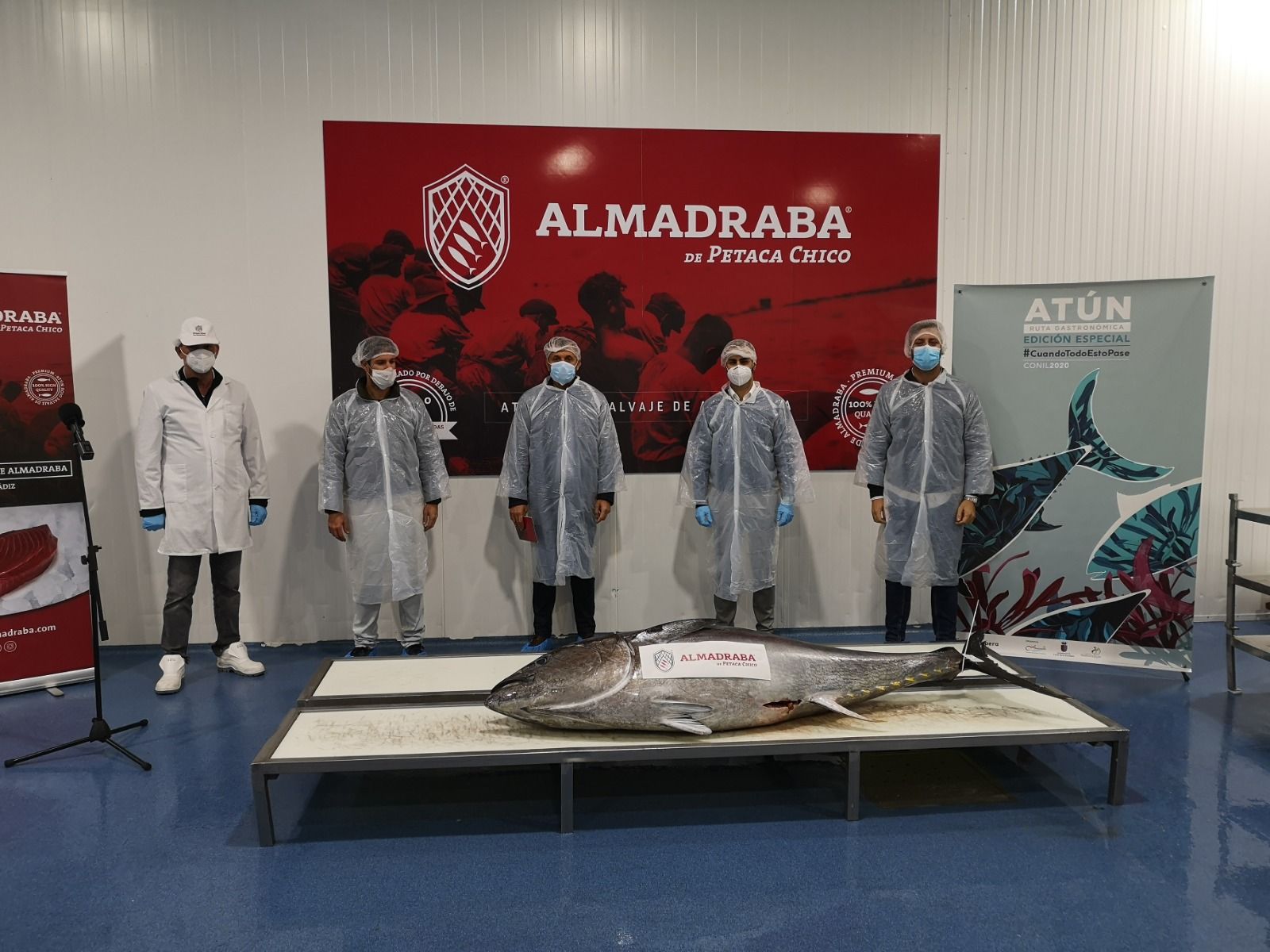 Representantes municipales de Conil y de la empresa Petaca chico, en una imagen reciente.