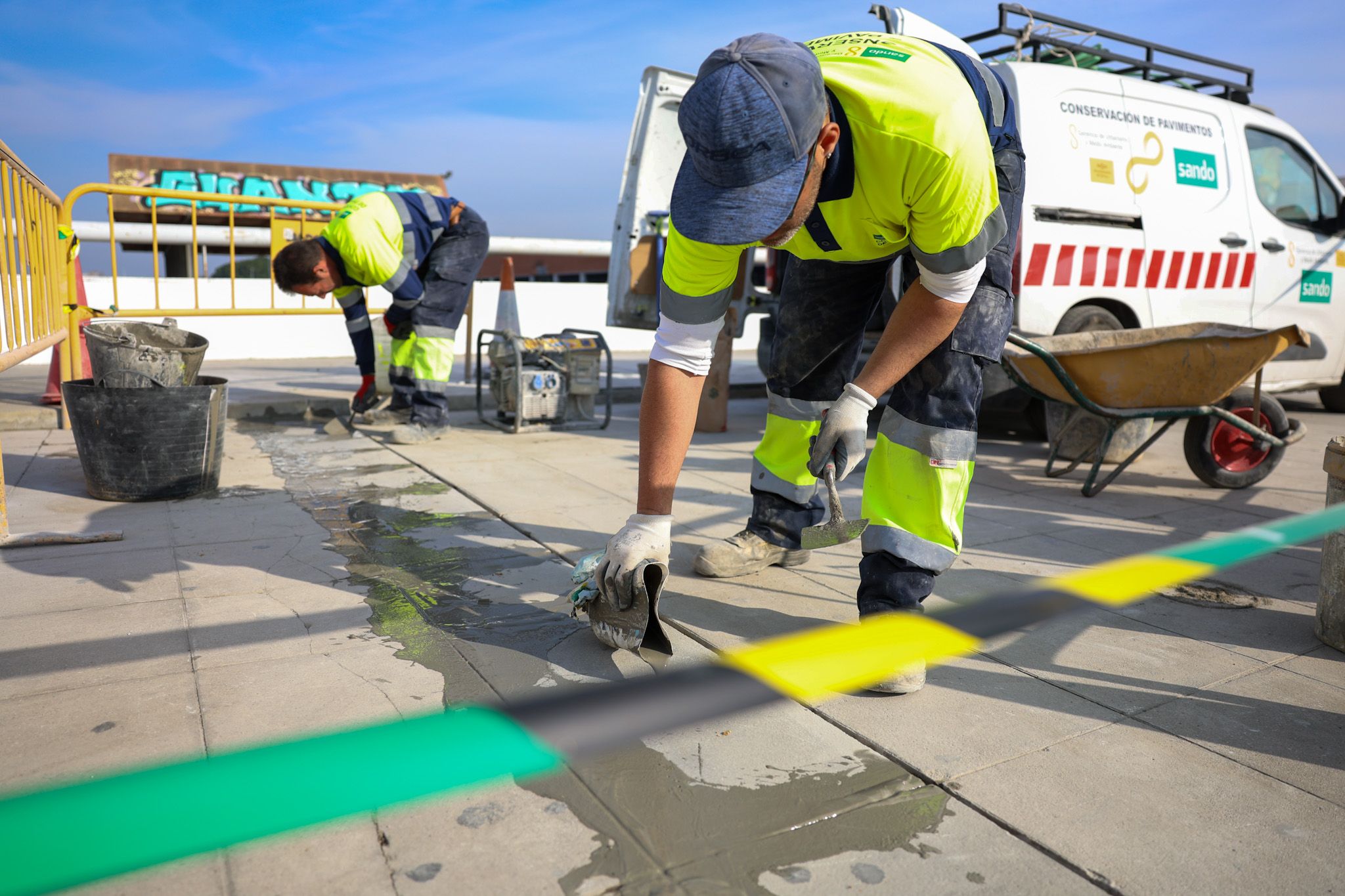 Un operario arregla un puente en Sevilla.