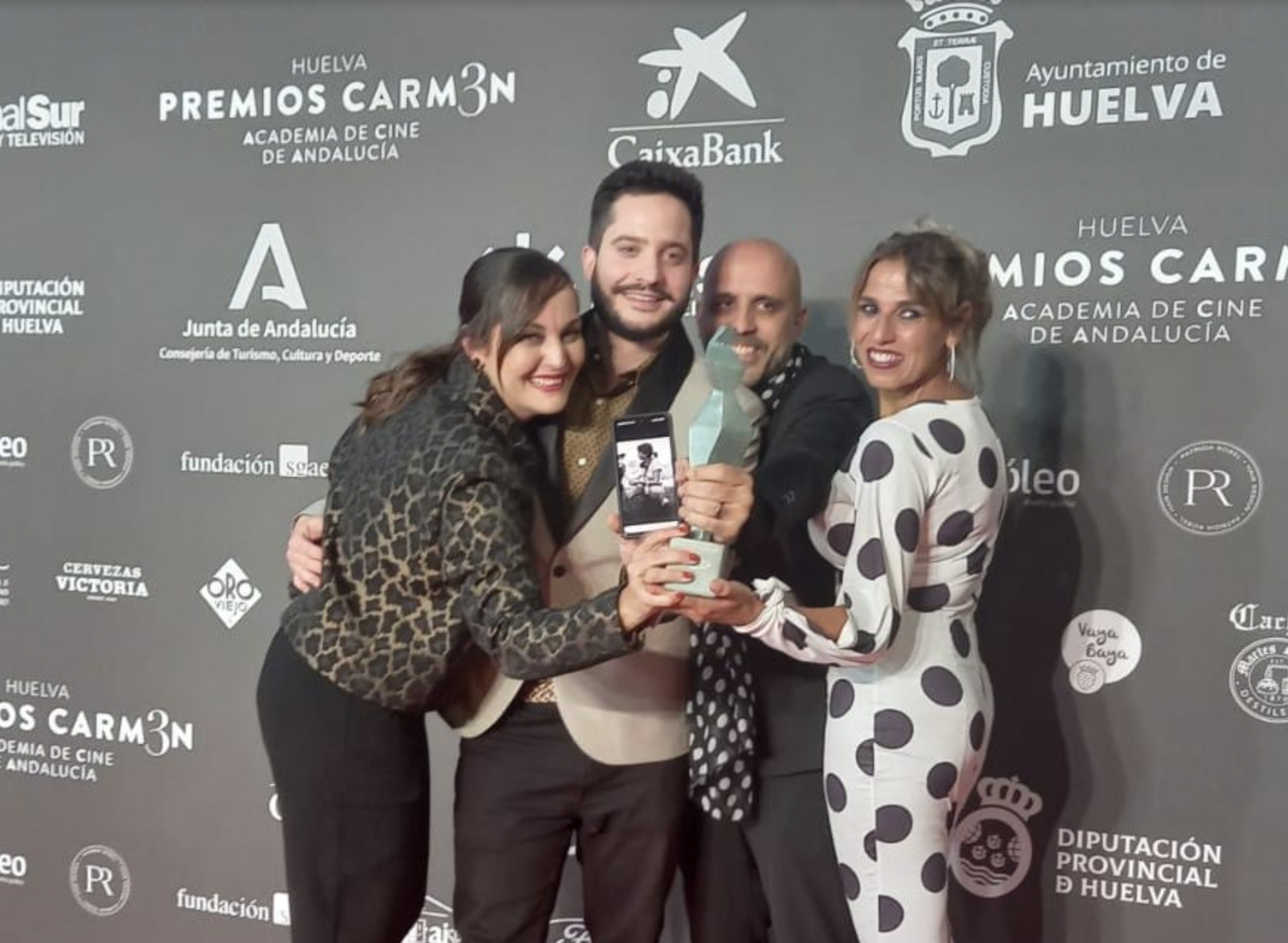 Parte del equipo de 'Motherfuckers' recoge el premio en nombre de Paula Romero.