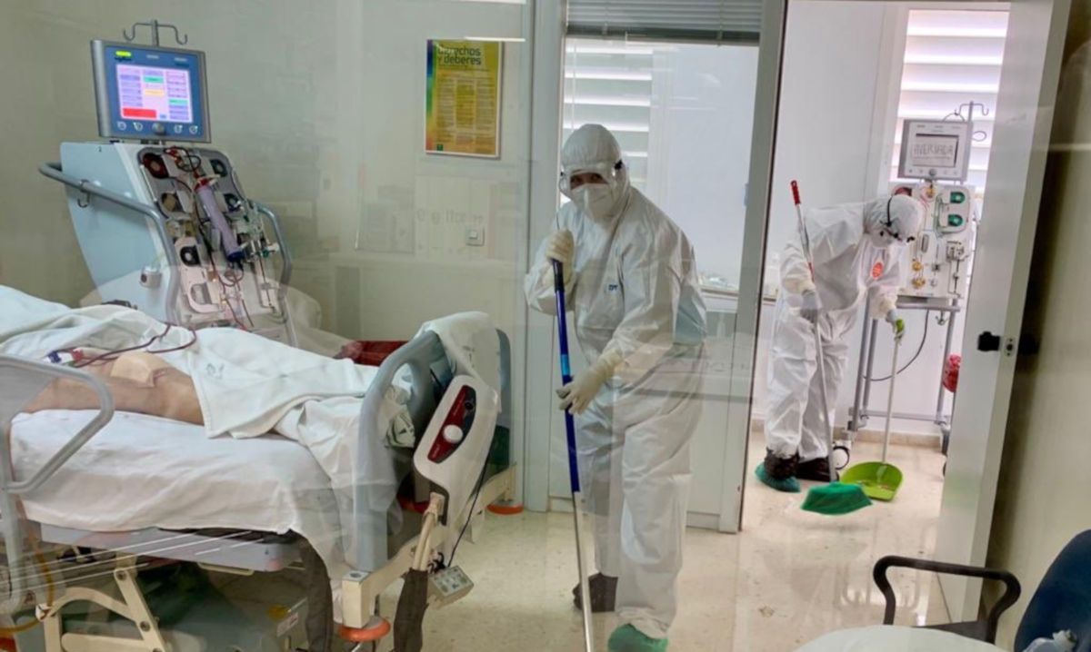 Profesionales de la limpieza en una UCI para pacientes con Covid-19, en una imagen de archivo.