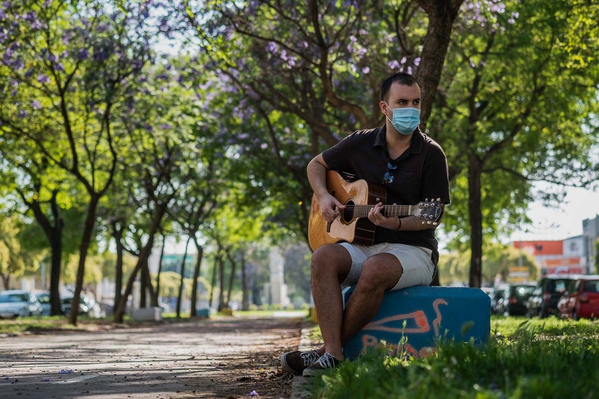 Pablo Petidier, guitarra en mano, en días pasados en Jerez. FOTO: MANU GARCÍA