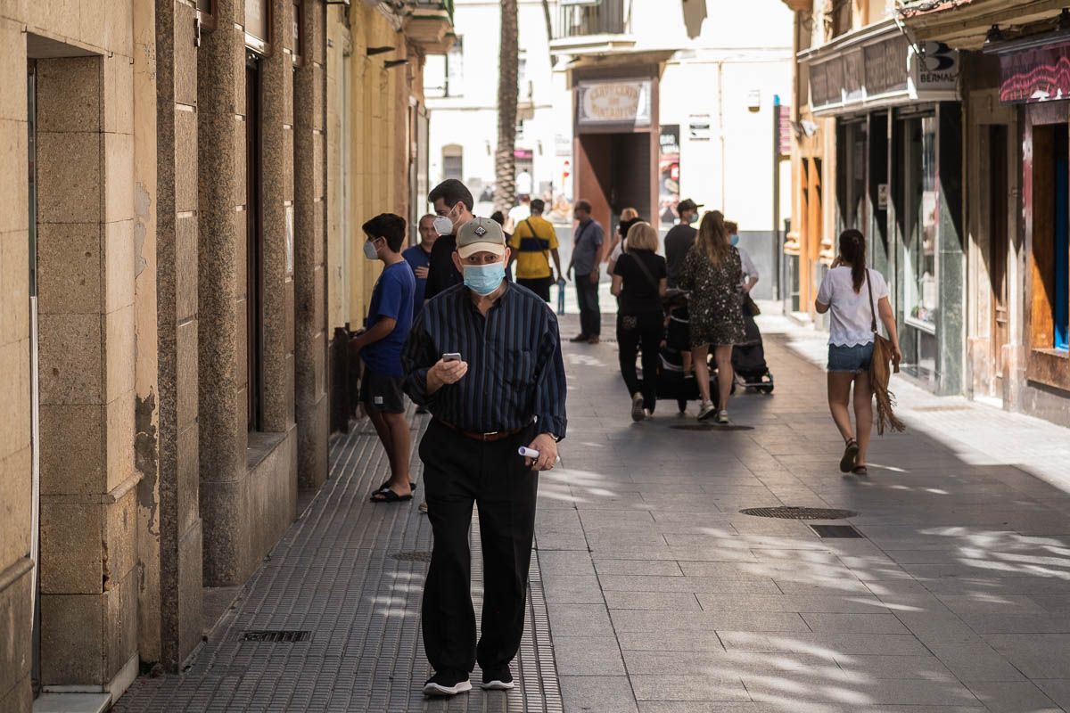 Un hombre con mascarilla camina por una céntrica calle de Cádiz. FOTO: MANU GARCÍA