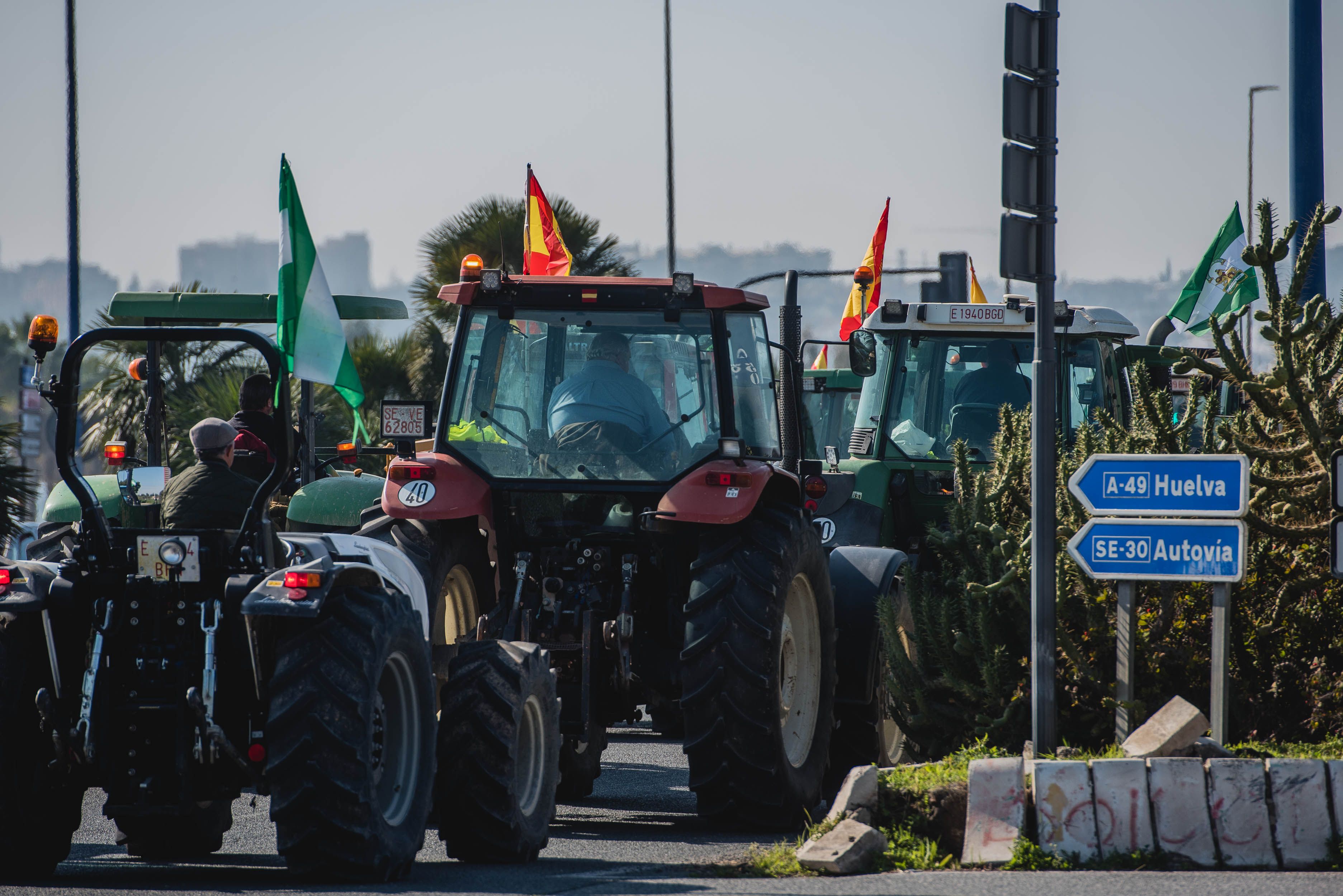TRACTORADA PROTESTA AGRICULTORES PUENTE PATROCINIO TORRE SEVILLA TORRE PELLI SEVILLA 6 FEBRERO 2024 54