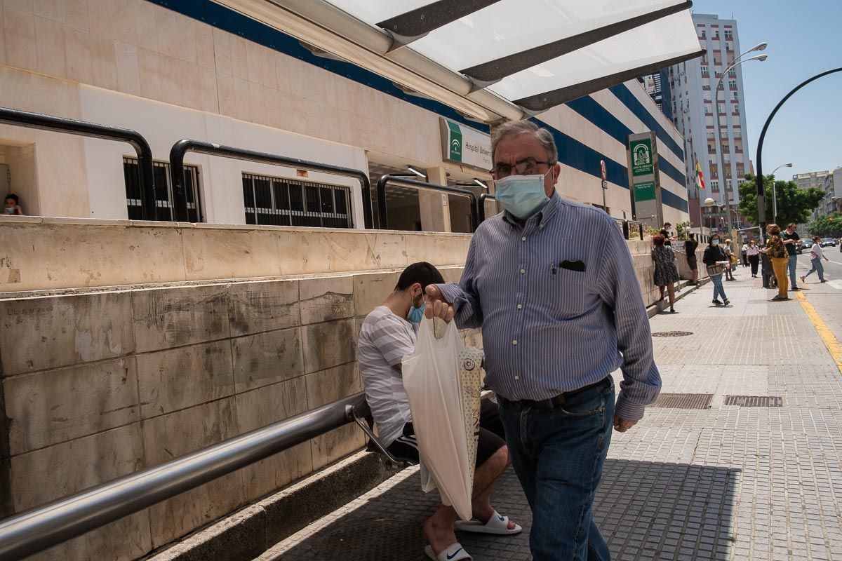 Un hombre pasea junto al Hospital Puerta del Mar de Cádiz. FOTO: MANU GARCÍA
