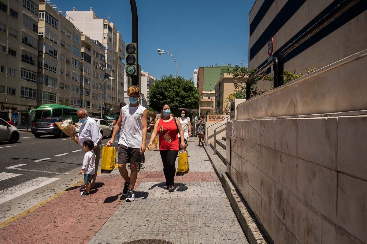 Personas pasean por Cádiz, en una imagen reciente. FOTO: MANU GARCÍA