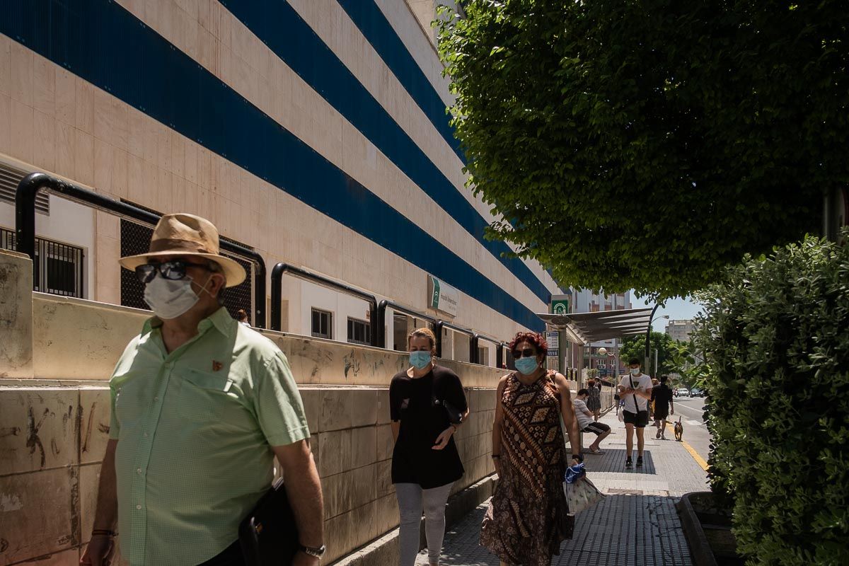 Un grupo de personas con mascarillas, en los alrededores del Hospital Puerta del Mar de Cádiz. FOTO: MANU GARCÍA