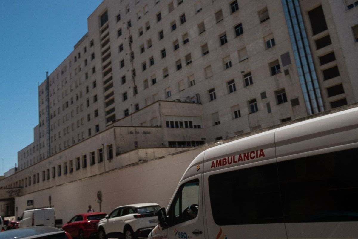 Sanitarios 'achicharrados'. Una ambulancia pasa cerca del Hospital Puerta del Mar de Cádiz, en una imagen de archivo.