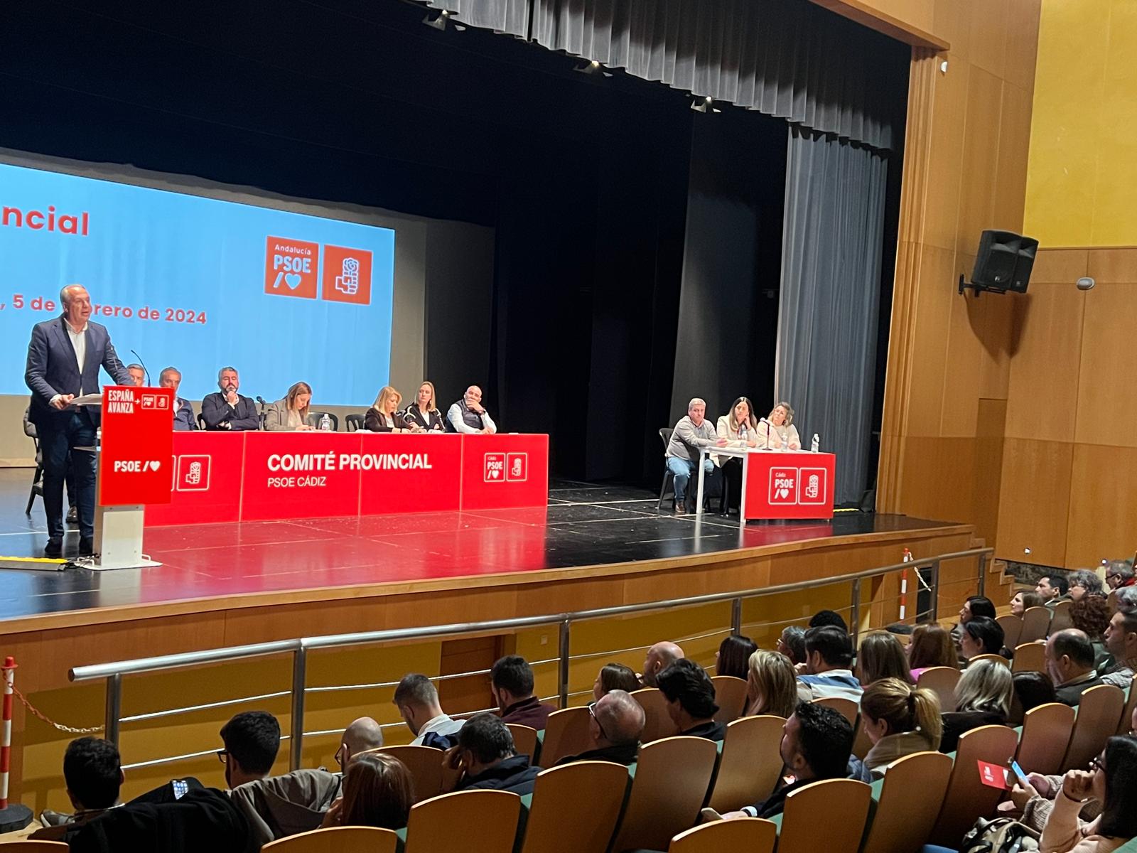 Un momento del comité provincial del PSOE de Cádiz, celebrado en Benalup-Casas Viejas este pasado lunes. Ruiz Boix interviene ante los representantes de las agrupaciones presentes.
