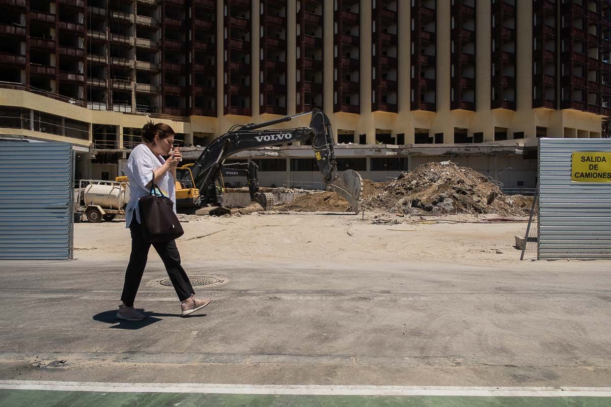 Obras de demolición en el antiguo Tiempo Libre, donde Grupo Q promueve una inversión hotelera y comercial, en una imagen reciente. Autor: Manu García