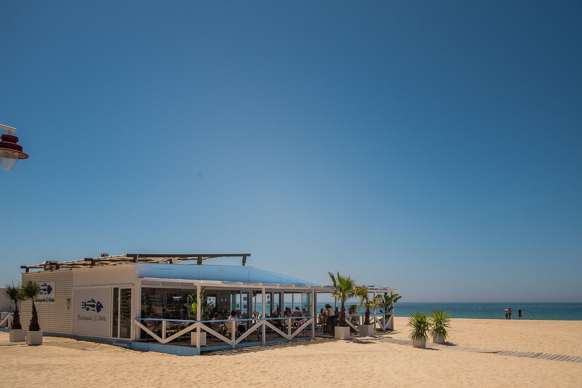 Un chiringuito en una de las playas de Cádiz capital. FOTO: MANU GARCÍA