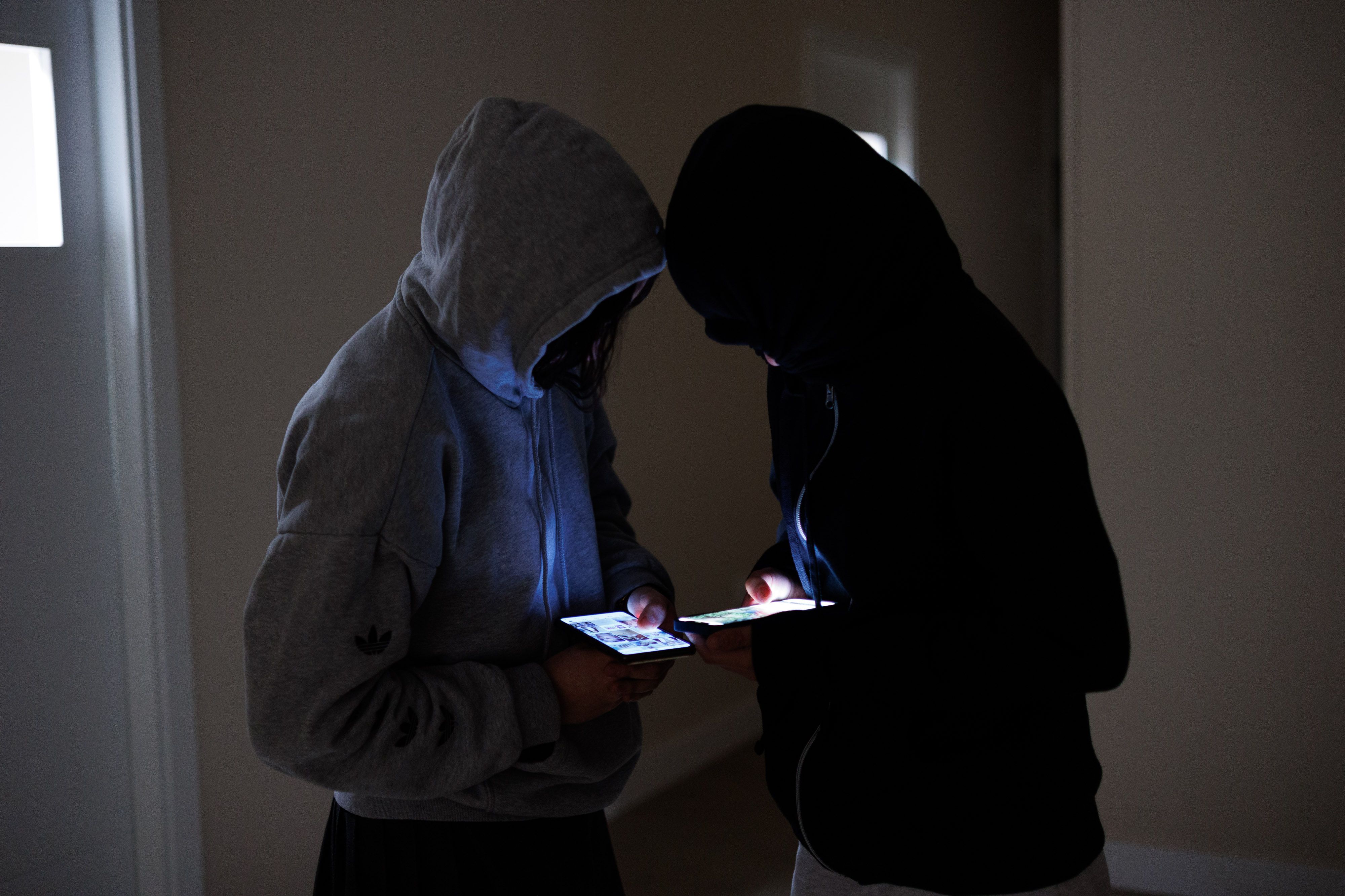 Dos chicas adictas a los móviles.