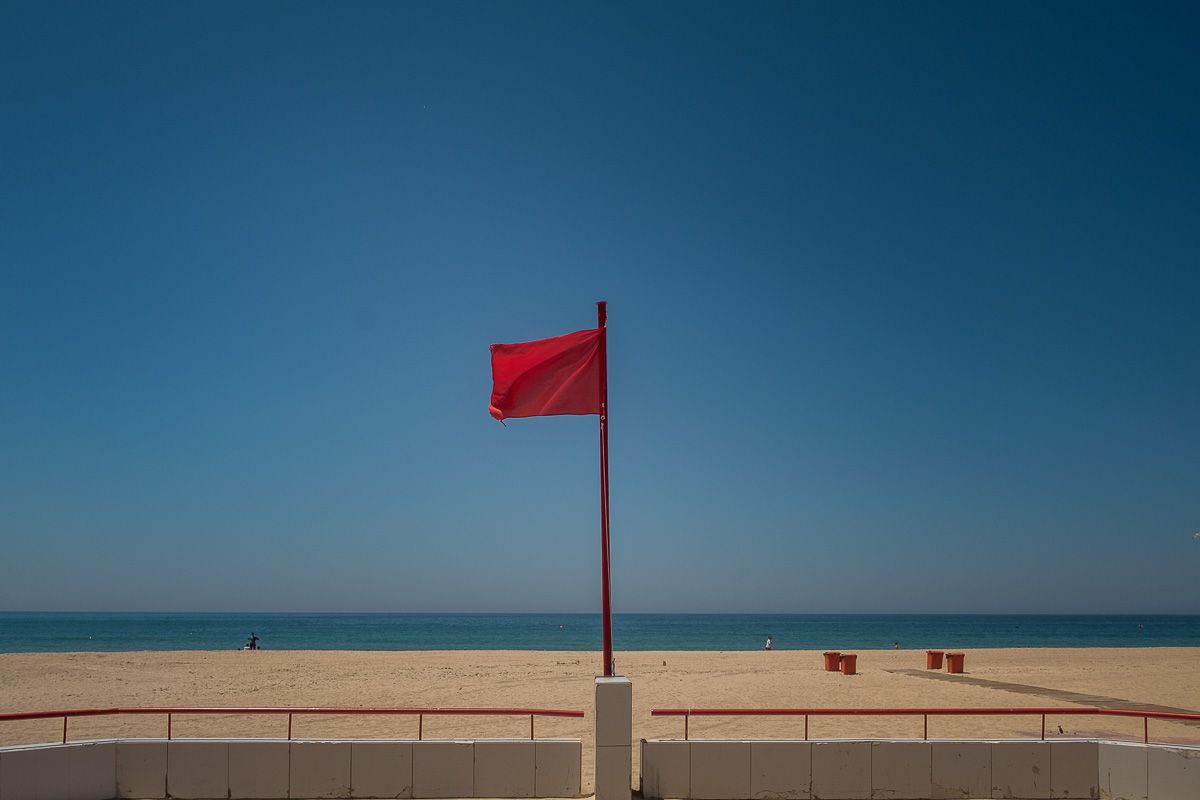 Una playa gaditana, con bandera roja. FOTO: MANU GARCÍA