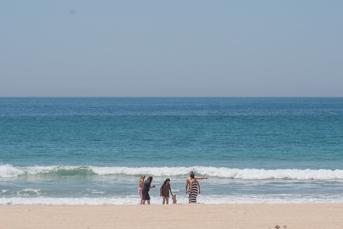 Varias personas en la playa en Cádiz.