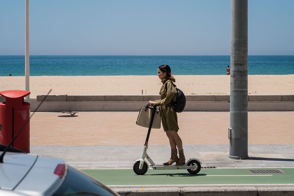 Una mujer en patinete eléctrico, el pasado viernes en Cádiz. FOTO: MANU GARCÍA