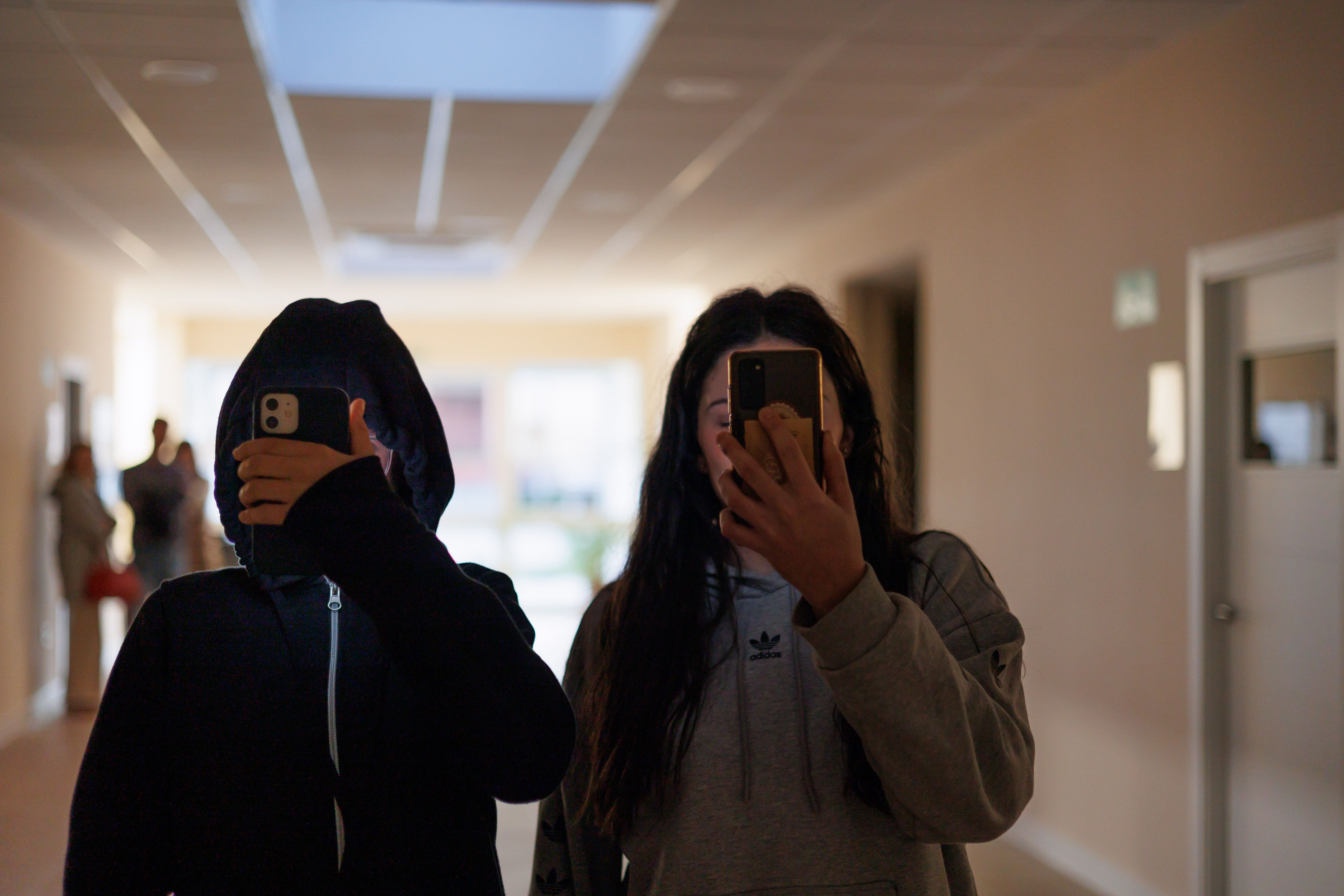P. y C., dos adolescentes que han recibido ayuda del programa Proyecto Joven, de Proyecto Hombre, para dejar de ser adictas al móvil, fotografiadas en días pasados en la sede de la ONG en Jerez.