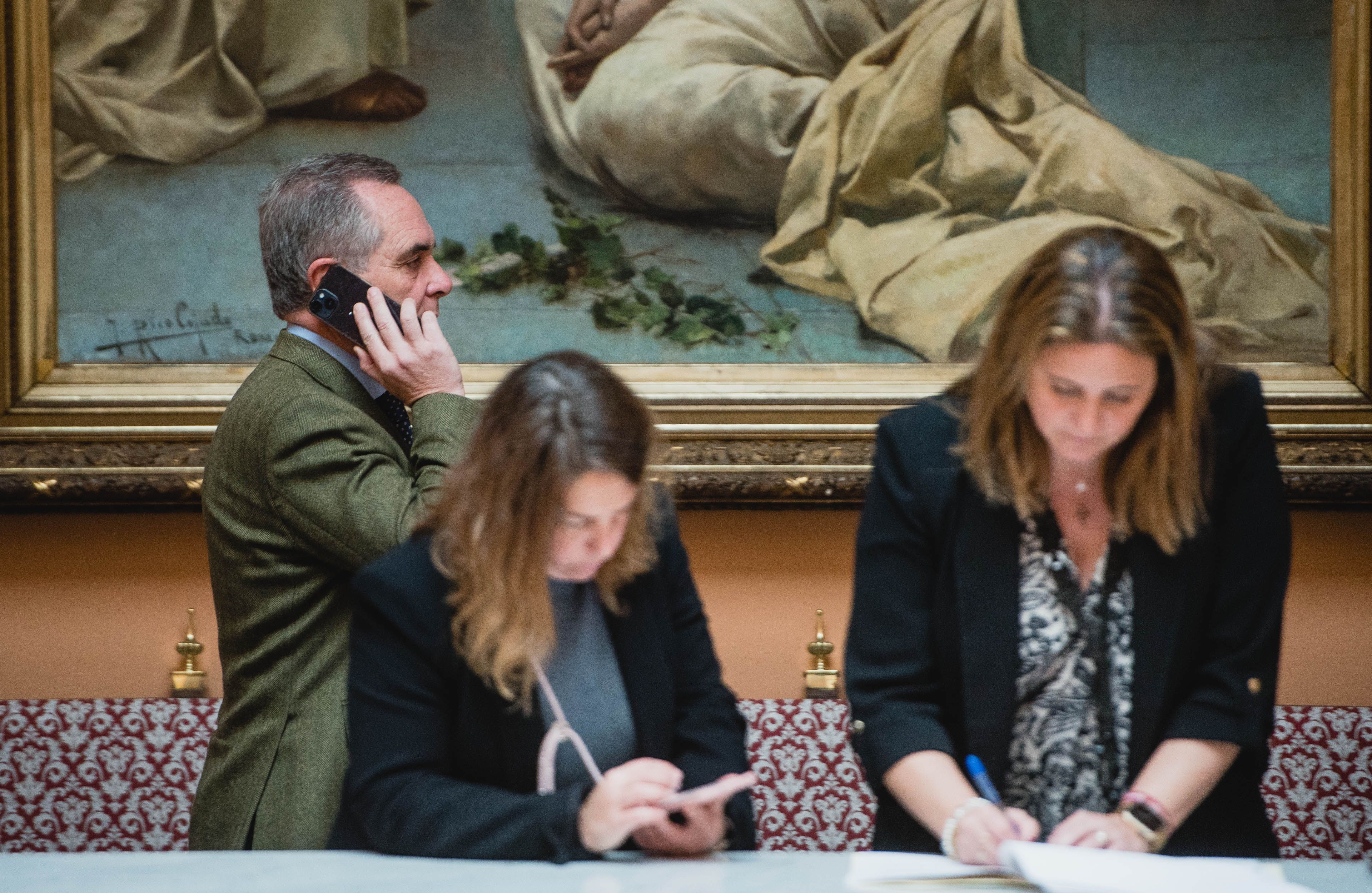 Juan Bueno, delegado de Hacienda del Ayuntamiento de Sevilla, hablando por teléfono.