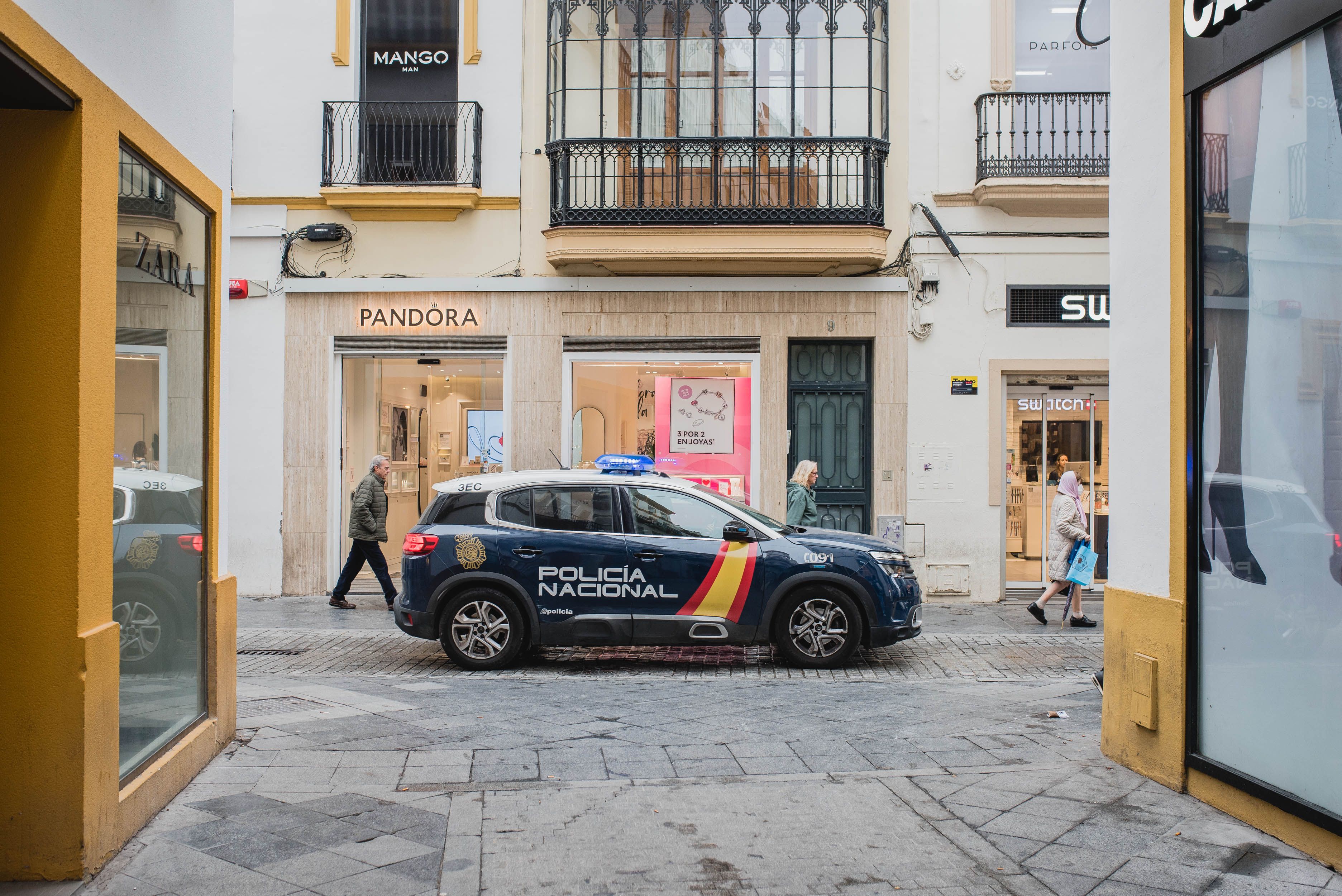Un coche de la Policía Nacional, que ha abierto una investigación tras hallar un cádaver en Alcosa.
