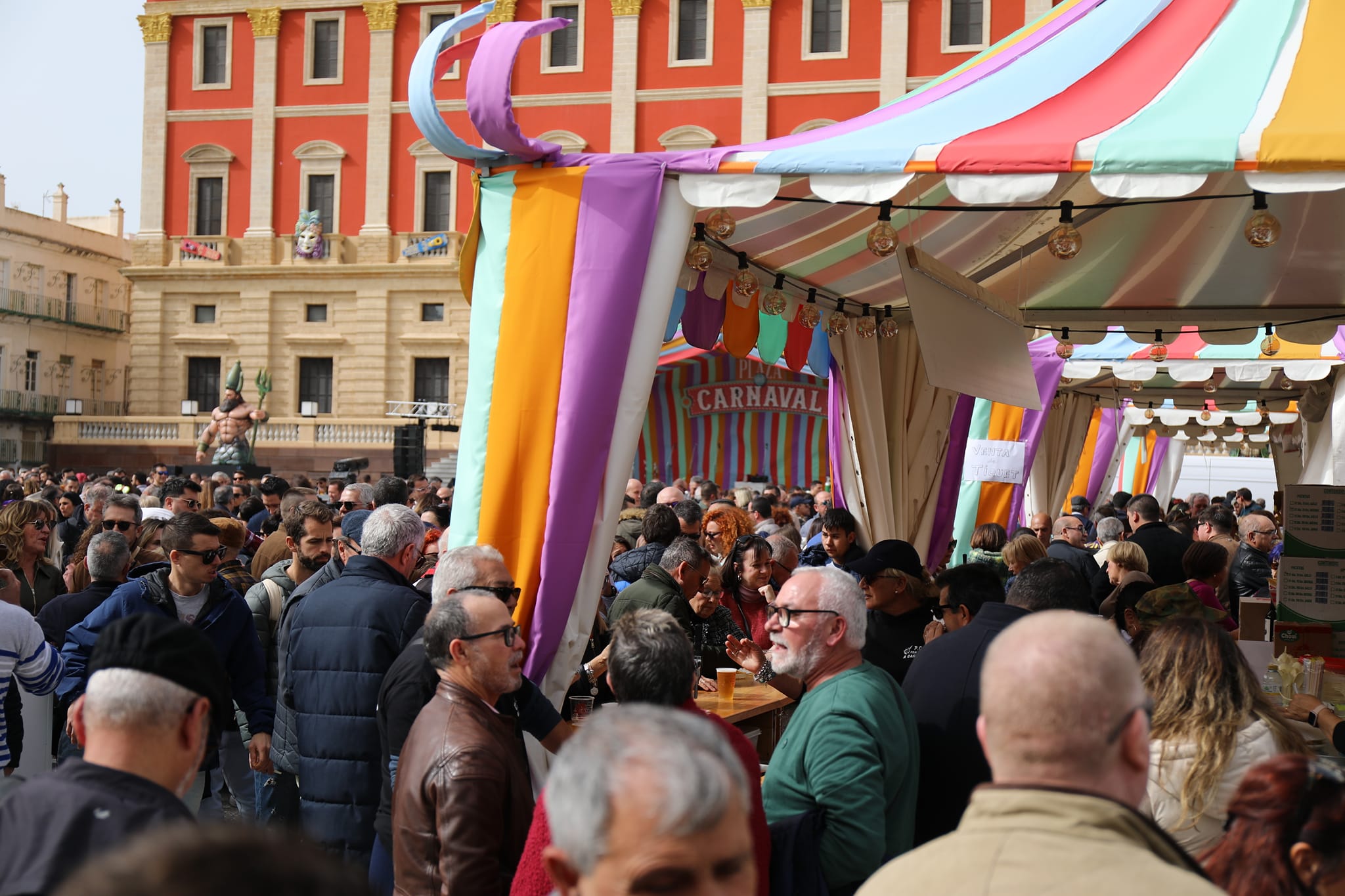 Plaza del Rey durante el Carnaval de San Fernando en la edición anterior. Plaza del Rey durante el Carnaval de San Fernando en la edición anterior.