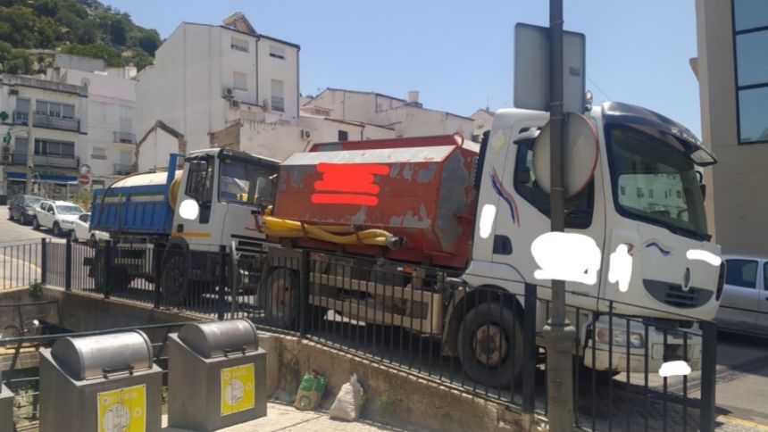 Los camiones que, supuestamente, se usaban para la extracción de agua en Ubrique.