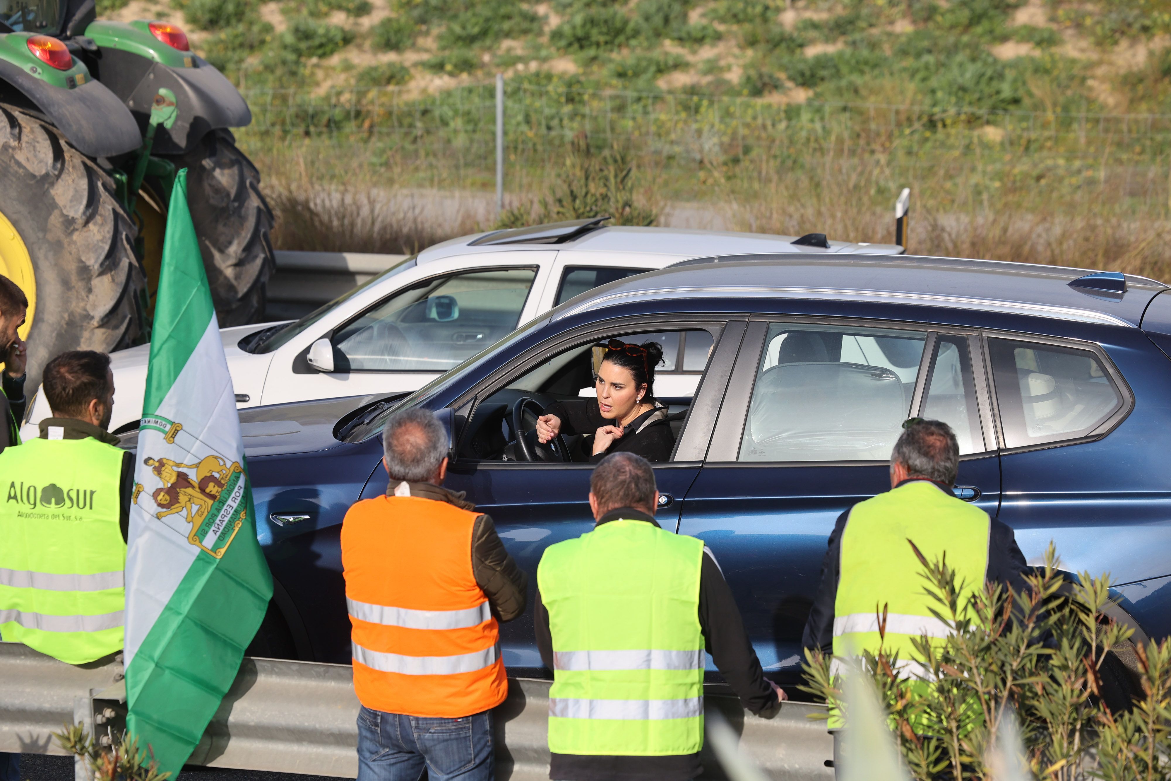 Protestas de los agricultores. Una mujer discute con los participantes en el corte de la A-4.